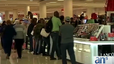 Compradores esperan impacientes las ventas de Viernes Negro