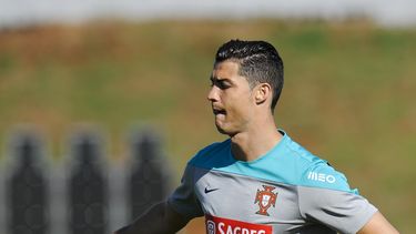 americateve | El jugador de Portugal, Cristiano Ronaldo, controla el bal&oacute;n en un entrenamiento el viernes, 20 de junio de 2014, en Campinas, Brasil. (AP Photo/Paulo Duarte)