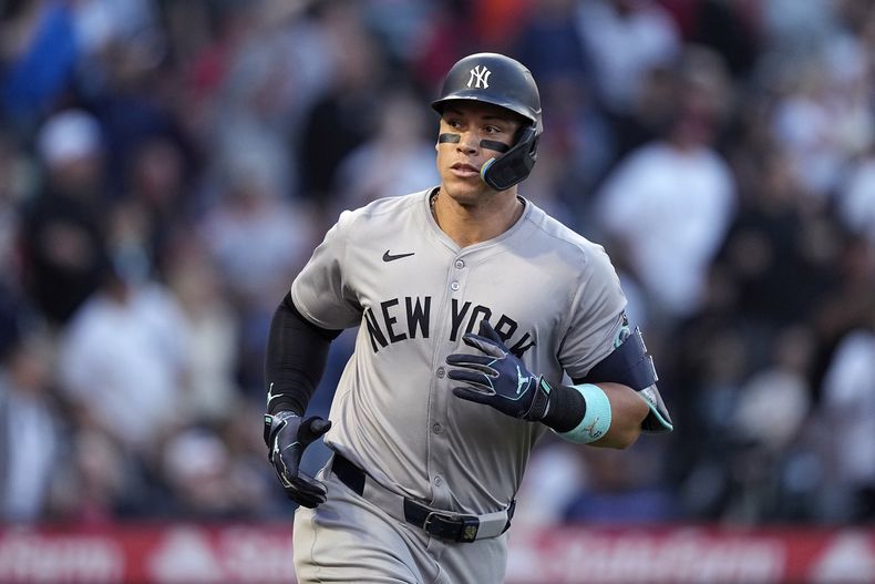 Aaron Judge, de los Yankees de Nueva York, corre tras conectar un jonrón de dos carreras en el encuentro del jueves 30 de mayo de 2024, ante los Angelinos de Los Ángeles (AP Foto/Mark J. Terrill)