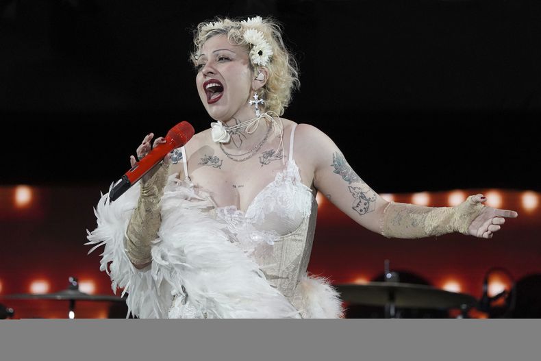 ARCHIVO - La cantante chilena Mon Laferte durante su presentación en la 25ª edición del festival de música Vive Latino en la Ciudad de México, el domingo 16 de marzo de 2025. (Foto AP/Aurea Del Rosario, archivo)