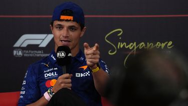 El británico Lando Norris de McLaren habla en conferencia de prensa antes del Gran Premio de Singapur el jueves 8 de octubre del 2026. (AP Foto/Ng Han Guan)
