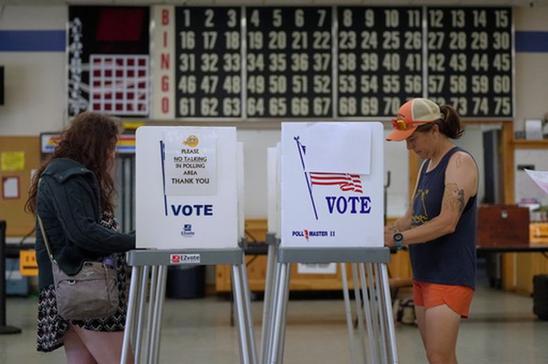 Residentes rellenan sus boletas de primarias en Maine en una sala que suele usarse para bingos, el 9 de junio de 2026, en Belfast, Maine. (AP Foto/Robert F. Bukaty)