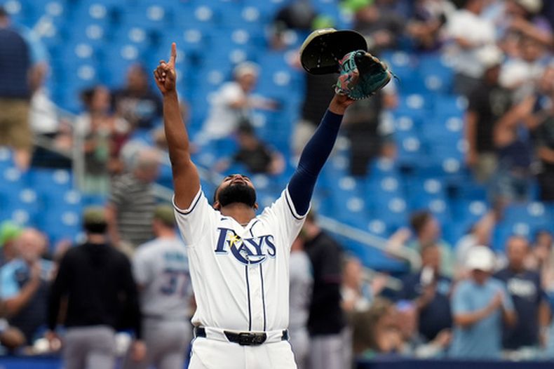 El tercera base de los Rays de Tampa Bay, Junior Caminero, reacciona luego de que el equipo derrotara a los Marlins de Miami durante un partido de béisbol el domingo 17 de mayo de 2026, en St. Petersburg, Florida. (Foto AP/Chris OMeara)