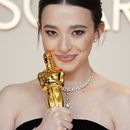 ARCHIVO - Mikey Madison, ganadora del premio a la mejor actriz por Anora, posa en la sala de prensa de los Oscar el 2 de marzo de 2025, en Los Ángeles. (Foto Jordan Strauss/Invision/AP, archivo)