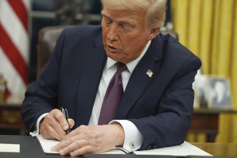 El presidente Donald Trump firma una orden ejecutiva sobre la ciudadanía por derecho de nacimiento en el Despacho Oval de la Casa Blanca, el lunes 20 de enero de 2025, en Washington. (AP foto/Evan Vucci)