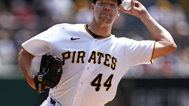 Rich Hill de los Piratas de Pittsburgh lanza ante los Cardenales de San Luis, el domingo 4 de junio de 2023, en Pittsburgh. (AP Foto/Gene J. Puskar)