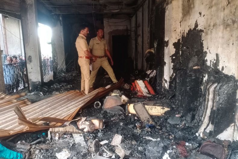 Policías examinan una sastrería quemada en Aurangabad, India, el miércoles 3 de abril de 2024, que dejó al menos siete muertos. (Foto AP/STR)