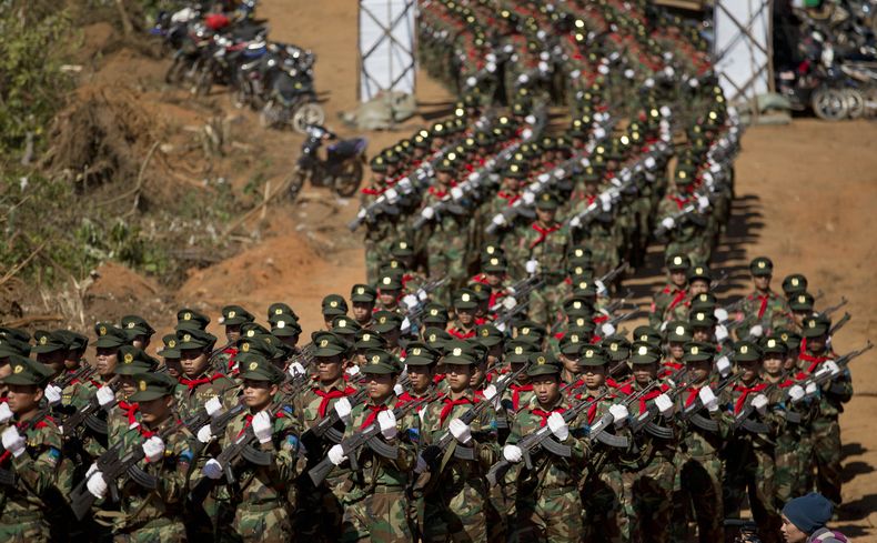 ARCHIVO - Oficiales del Ejército de Liberación Nacional Taang marchan durante un acto para conmemorar el 52do Día de la Revolución Taang en Mar-Wong, área autónoma de Taang, estado norteño de Shan, Myanmar, el 12 de enero de 2015. (AP Foto/Gemunu Amarasinghe, archivo)