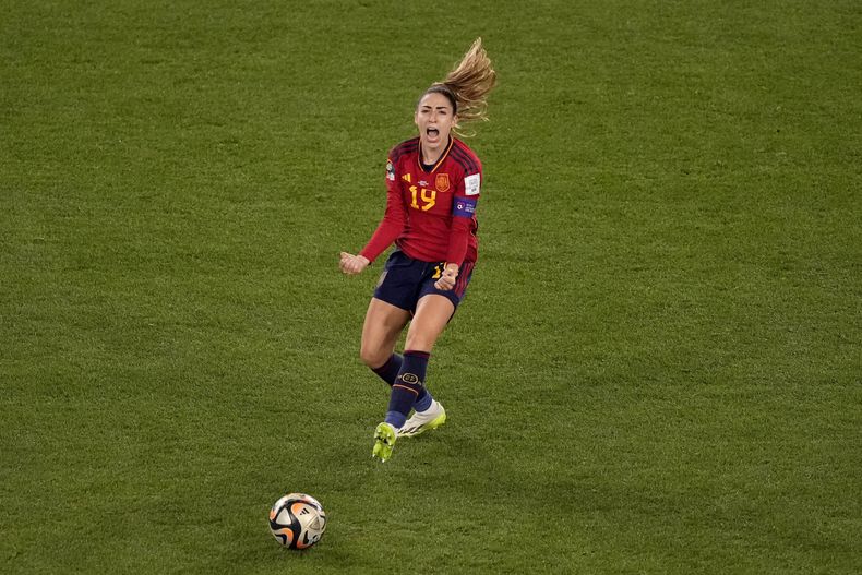 Olga Carmona celebra tras anotar el gol de España en la victoria 1-0 ante Inglaterra en la final del Mundial femenino, el domingo 20 de agosto de 2023, en Sydney. (AP Foto/Mark Baker)