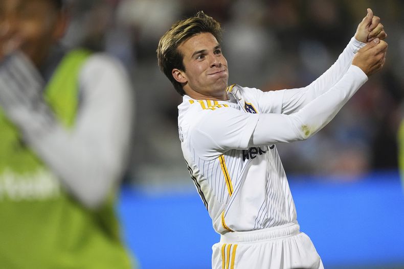 El español Riqui Puig, del Galaxy de los Ángeles, festeja su primero de dos tantos ante los Rapids de Colorado, en el encuentro de playoffs disputado el viernes 1 de noviembre de 2024 (AP Foto/David Zalubowski)