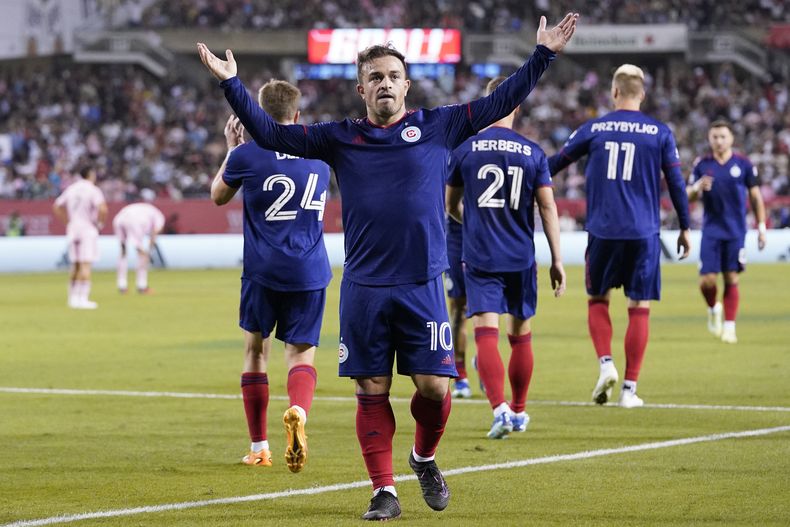 Xherdan Shaqiri, del Fire de Chicago, festeja tras anotar su segundo tanto en el duelo ante el Inter Miami, el miércoles 4 de octubre de 2023 (AP foto/Nam Y. Huh)
