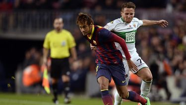 americateve | Neymar del Barcelona, a la derecha, disputa un bal&oacute;n ante Aaron Niguez del Elche en un partido de la liga espa&ntilde;ola el domingo 5 de enero de 2013. (AP Foto/Manu Fernandez)