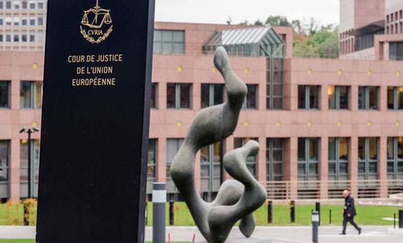 ARCHIVO – Un hombre camina frente al Tribunal de Justicia de la Unión Europea en Luxemburgo, el 5 de octubre de 2015. (AP Foto/Geert Vanden Wijngaert, Archivo)
