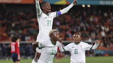 La jugadora de Zambia Racheal Kundananji lleva a su compañera Barbra Banda a la espalda, mientras Mary Wilombe, a la derecha, corre para celebrar el tercer gol del equipo en un partido del Grupo C entre Costa Rica y Zambia en Hamilton, Nueva Zelanda, el lunes 31 de julio de 2023. (AP Foto/Juan Mendez)
