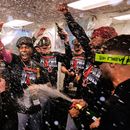 El pelotero Ángel Martínez, de los Guardianes de Cleveland (centro), celebra con sus compañeros tras asegurar un puesto en la postemporada luego de un partido de béisbol contra los Medias Rojas de Boston, el 24 de septiembre de 2026, en Boston. (Foto AP/Charles Krupa)