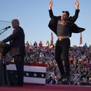Elon Musk salta en el escenario mientras el candidato presidencial republicano y expresidente, Donald Trump, habla en un mitin de campaña en la Feria Agrícola de Butler, el sábado 5 de octubre de 2024, en Butler, Pensilvania. (AP Photo/Evan Vucci)