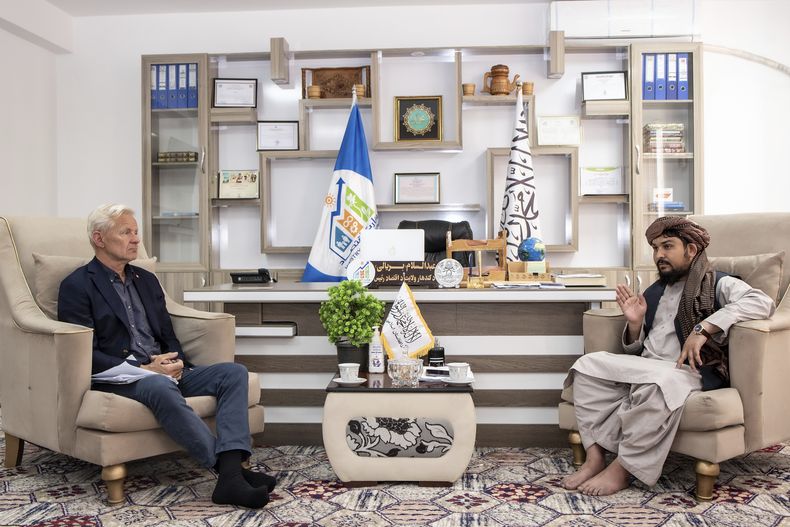 Jan Egeland, secretario general del Consejo de Refugiados noruego, se reúne con el titular del Directorio de Economía de Kandahar, Mawlawi Abdul Salam Baryali, en Kandahar, Afganistán, 22 de mayo de 2023. (Consejo de Refugiados noruego via AP)