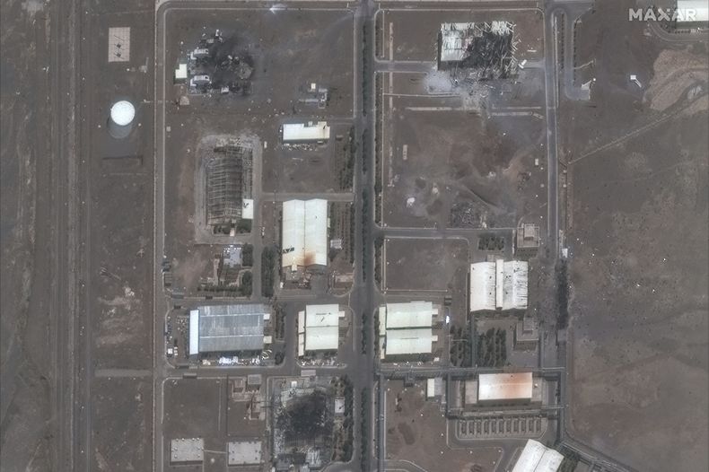 Esta imagen de satélite proporcionada por Maxar Technologies muestra la base de enriquecimiento nuclear de Natanz, donde varios edificios quedaron destruidos por ataques israelíes recientes, al sureste de Teherán, Irán, el sábado 14 de junio de 2025. (Maxar Technologies via AP)