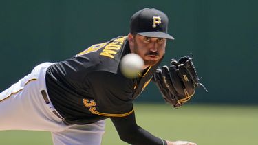 Suwinski y VanMeter jonronean en triunfo de Piratas