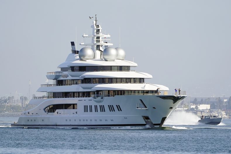 ARCHIVO – El superyate Amadea navega hacia la bahía de San Diego el 27 de junio de 2022, visto desde Coronado, California. (AP Foto/Gregory Bull, Archivo)