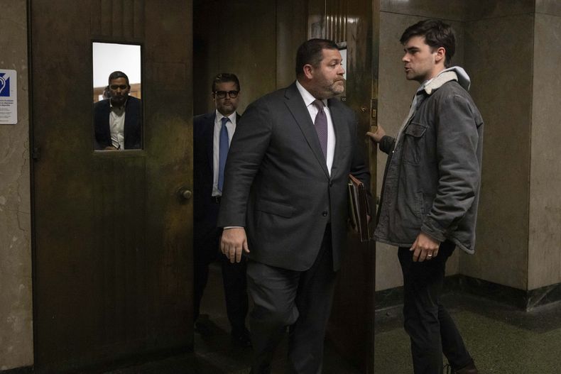 Wayne Gosnell, centro, abogado de John Woeltz, inversor en criptomonedas acusado de secuestro y privación ilegal de la libertad, sale del tribunal el miércoles 28 de mayo de 2025, en Nueva York. (AP Foto/Yuki Iwamura)