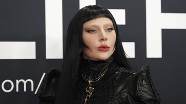 Lady Gaga llega a la 67ma entrega anual de los Grammy el domingo 2 de febrero de 2025 en Los Ángeles. (Foto Jordan Strauss/Invision/AP)
