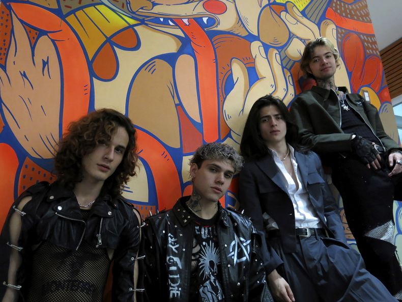 Los integrantes de la banca de rock mexicana Wiplash, de izquierda a derecha, el vocalista Josejan Bernardo Jota Moore, el baterista Rodrigo Smoke Cantú De León, el guitarrista Diego Moguel Vargas y el bajista Joaquin Daniel Daan Gallegos, posan para promover su más reciente álbum Narvarte en la Ciudad de México el viernes 26 de mayo de 2023. (Foto AP/Berenice Bautista)