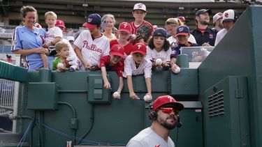 Kyle Schwarber de los Filis de Filadelfia entrevistado tras la victoria ante los Nacionales de Washington, el domingo 4 de junio de 2023, en Washington. (AP Foto/Patrick Semansky)