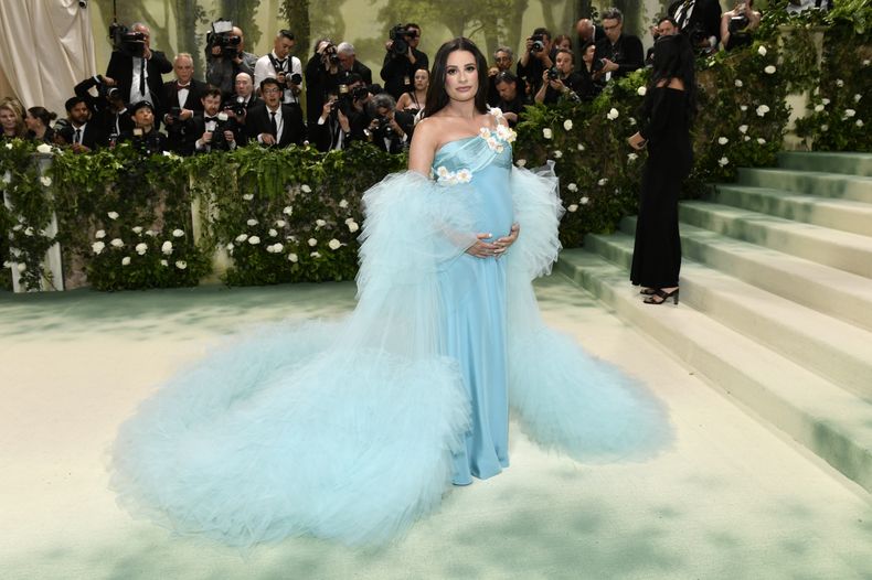 Lea Michele llega a la gala benéfica del Instituto del Vestido del Museo Metropolitano de Arte para celebrar la inauguración de la exposición Sleeping Beauties: Reawakening Fashion el lunes 6 de mayo de 2024, en Nueva York. (Foto Evan Agostini/Invision/AP)