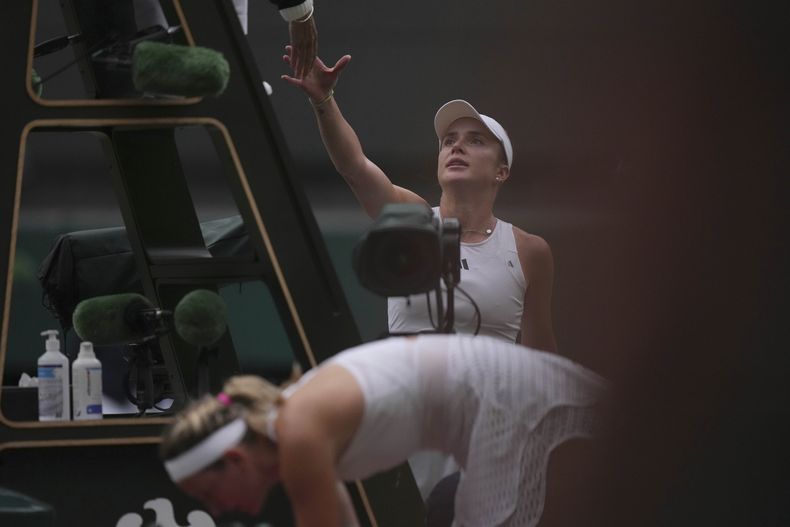 Elina Svitolina saluda al juez de silla tras derrotar a Victoria Azarenka en el torneo de Wimbledon, el domingo 9 de julio de 2023, en Londres. (AP Foto/Alberto Pezzali)