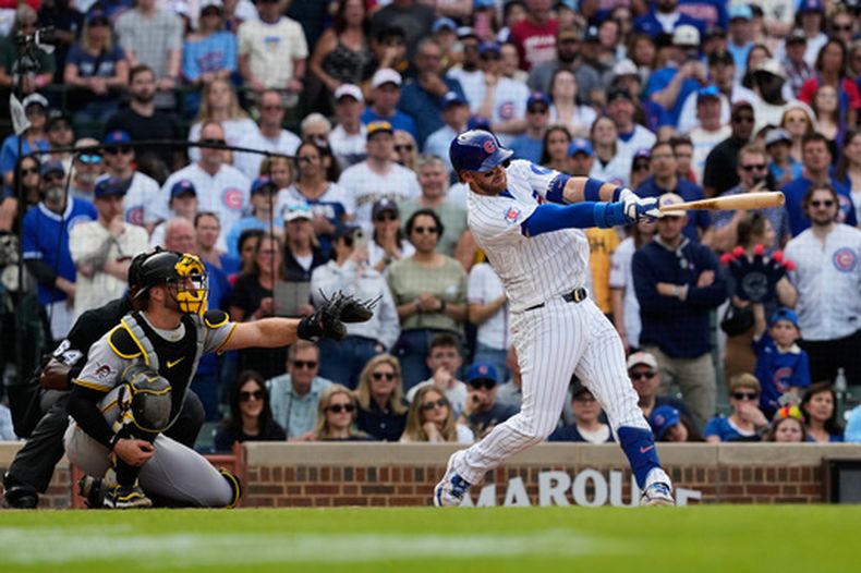 Carson Kelly, derecha, de los Cachorros de Chicago, batea un sencillo productor de la carrera del triunfo en la novena entrada del juego de béisbol de Grandes Ligas contra los Piratas de Pittsburgh el domingo 12 de abril de 2026, en Chicago. (AP Foto/Nam Y. Huh)