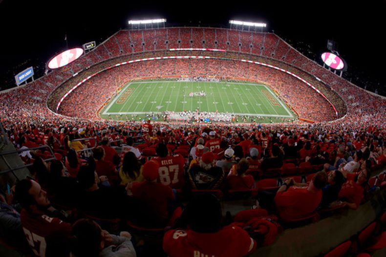 ARCHIVO - Los Chiefs de Kansas City y los 49ers de San Francisco durante el segundo tiempo de un partido de la NFL en el estadio Arrowhead de Kansas City, Missouri, el 24 de agosto de 2019. (AP Foto/Charlie Riedel)