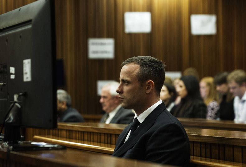 Oscar Pistorius durante la audiencia del jueves 16 de abril de 2014 del juicio que se sigue en su contra por el homicidio de su novia Reeva Steenkamp. (Foto de AP/Gianluigi Guercia)