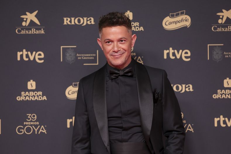 Alejandro Sanz llega a la 39ª edición de los Premios Goya en Granada, España, el sábado 8 de febrero de 2025, en Granada. (Foto AP/Fermin Rodriguez)