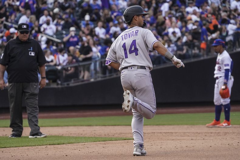 El venezolano Ezequiel Tovar, de los Rockies de Colordo, recorre las bases tras conectar un jonrón en el sexto inning del encuentro ante los Mets de Nueva York, el sábado 6 de mayo de 2023 (AP Foto/Bebeto Matthews)