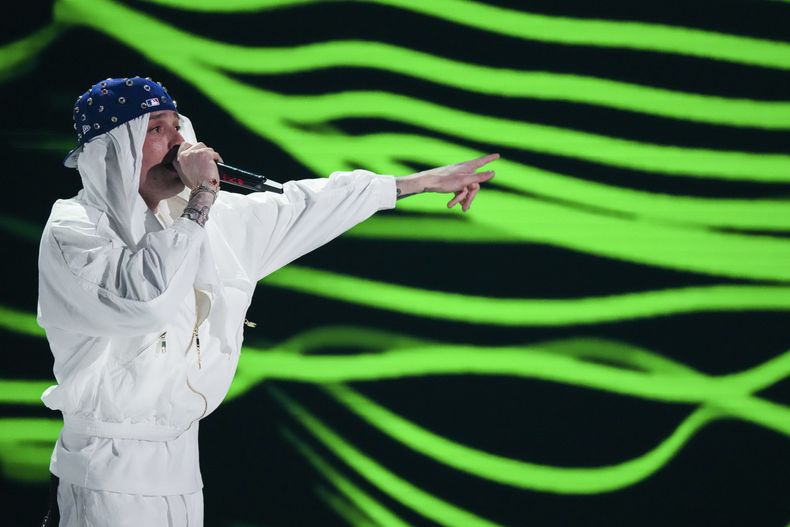 Peso Pluma se presenta durante el concierto benéfico FireAid el jueves 30 de enero de 2025 en Intuit Dome en Inglewood, California. (Foto Jordan Strauss/Invision/AP)