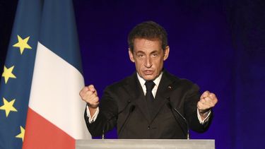 americateve | En la imagen de archivo tomada el 22 de noviembre de 2014, el ex presidente de Francia Nicolas Sarkozy, durante un discurso en Burdeos, en el suroeste de Francia. (Foto AP Bob Edme, Archivo)