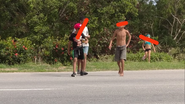 captados en camaras ninos cubanos pidiendo dinero en autopista de la habana