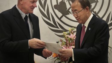 americateve | El profesor Ake Sellstr&ouml;m, investigador principal de la misi&oacute;n de la Organizaci&oacute;n de las Naciones Unidas para investigar las acusaciones de uso de armas qu&iacute;micas en Siria, izquierda, entrega su reporte final al secretario general