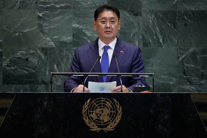 El presidente de Mongolia, Khurelsukh Ukhnaa, pronuncia un discurso en la 80ma sesión de la Asamblea General de las Naciones Unidas en la sede de la ONU el martes 23 de septiembre de 2025. (AP Foto/Pamela Smith)