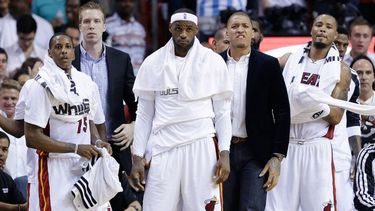 americateve | Los de San Antonio pasan a liderar la serie 2-1. Lideraron a lo largo del partido ampliamente a pesar de una remontada en el tercer cuarto del Heat. Leonard fue la gran figura con 29 pts. Los de Miami perdieron muchos balones y estuvieron lejos de la tare