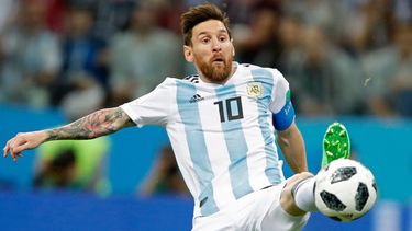 ARCHIVO - El delantero argentino Lionel Messi se estira por el balón en el partido contra Croacia por el Grupo D del Mundial, el 21 de junio de 2018, en Nizhny Novgorod, Rusia. (AP Foto/Ricardo Mazalán)