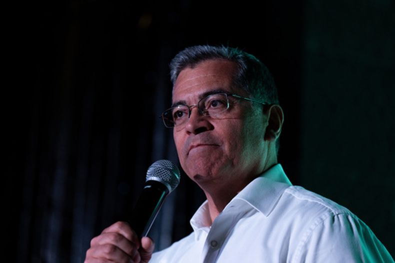 candidato a la gubernatura de California Xavier Becerra habla en un evento de campaña en West Hollywood, California, el jueves 28 de mayo de 2026. (AP Foto/Jae C. Hong)