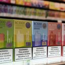 Variedad de cigarrillos electrónicos desechables con sabores fabricados por EB Design se exhiben en una tienda en Pinecrest, Florida, el 26 de junio de 2023. (Foto AP/Rebecca Blackwell, Archivo)