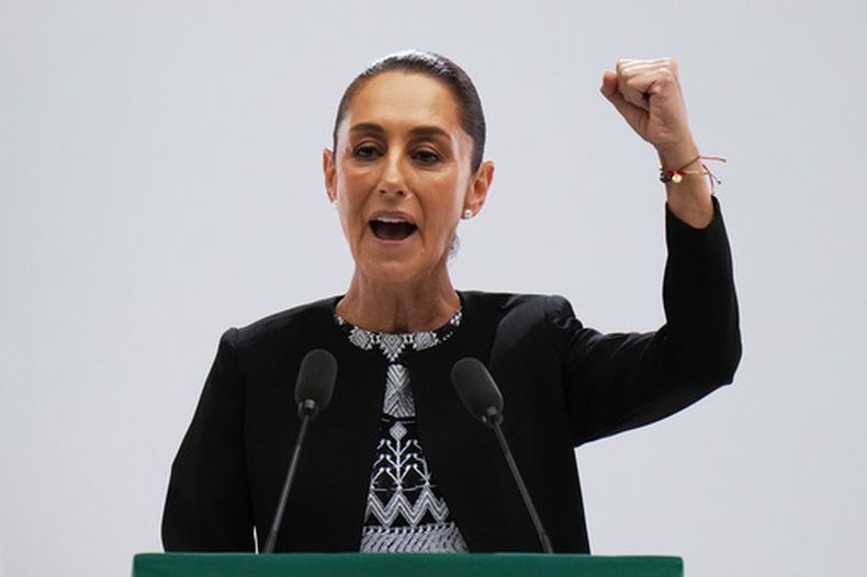 ARCHIVO - La presidenta mexicana Claudia Sheinbaum habla en su primer discurso sobre el estado de la nación en el Palacio Nacional en la Ciudad de México, el 1 de septiembre de 2025. (AP Foto/Eduardo Verdugo, Archivo)