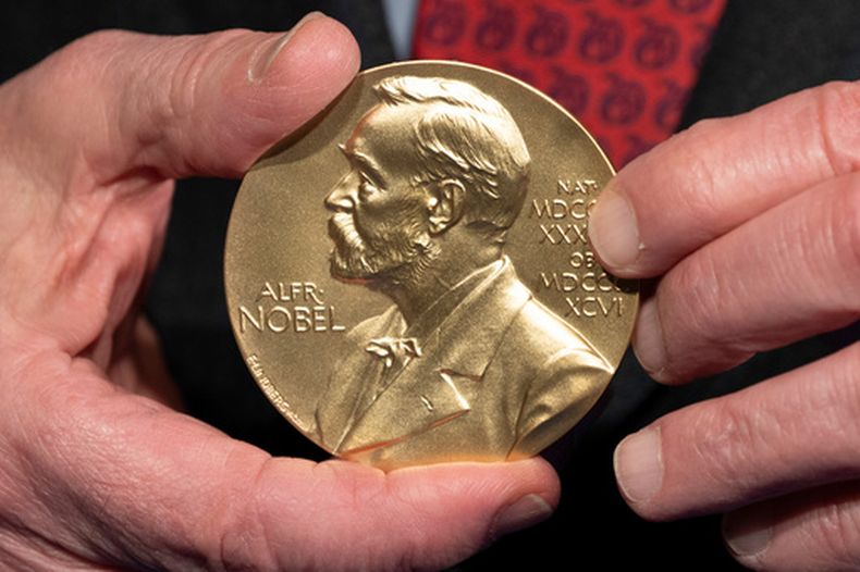 ARCHIVO - Un primer plano de una medalla del premio Nobel se ve en los Institutos Nacionales de Salud (NIH) en Bethesda, Maryland, el 8 de diciembre de 2020. (AP Foto/Jacquelyn Martin, Archivo)