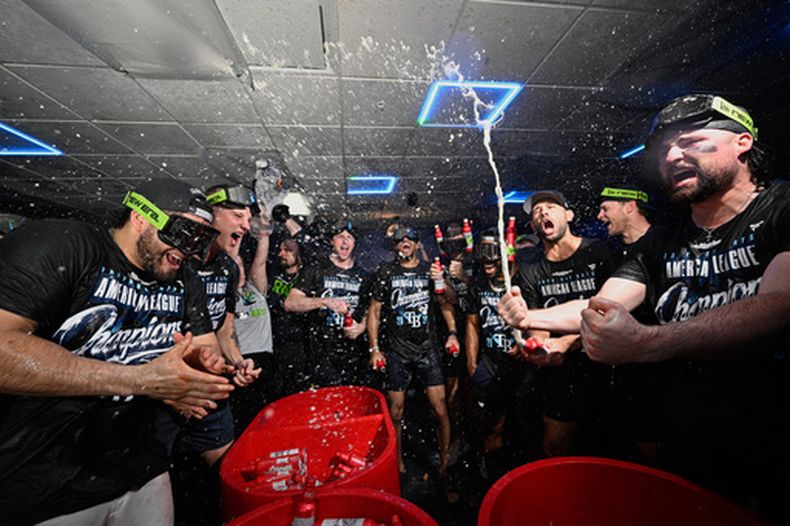 Los Rays de Tampa Bay celebran su victoria en el vestidor contra los Guardianes de Cleveland en el Juego 6 de un partido de la Serie de Campeonato de la Liga Americana de béisbol en St. Petersburg, Florida, el lunes 19 de octubre de 2026. (Foto AP/Phelan M. Ebenhack)