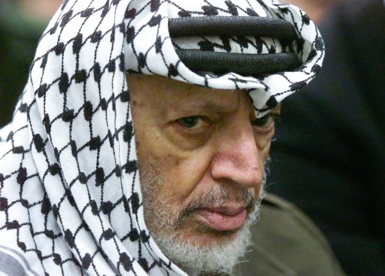 ARCHIVO - Foto de archivo, 31 de mayo de 2002, del l&iacute;der palestino Yaser Arafat en Ramala, Cisjordania. Al-Jazeera inform&oacute; el mi&eacute;rcoles 6 de noviembre de 2013 que un equipo cient&iacute;fico suizo hall&oacute; pruebas "moderadas&
