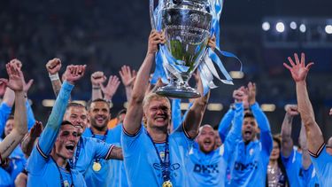Erling Haaland festeja con el trofeo de la Liga de Campeones, luego que el Manchester City venció en la final al Inter, el sábado 10 de junio de 2023, en Estambul (AP Foto/Manu Fernández)