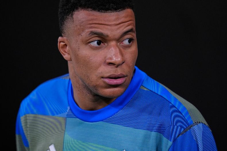 Kylian Mbappé del Real Madrid previo al partido contra el Atlético de Madrid, el domingo 22 de marzo de 2026. (AP Foto/Manu Fernández)